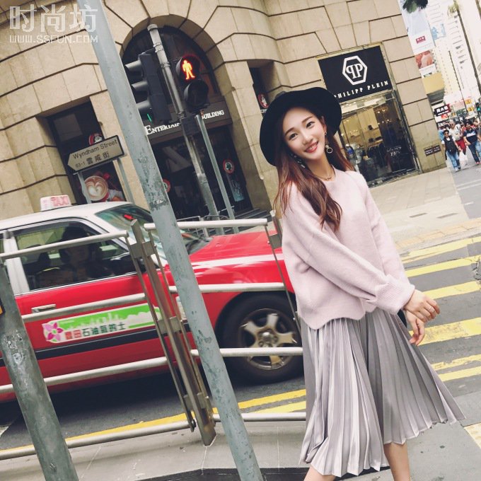 一款大衣就算美上天了也得准备同样美美的打底针织衫吧 一款大衣就算美上天了也得准备同样美美的打底针织衫吧